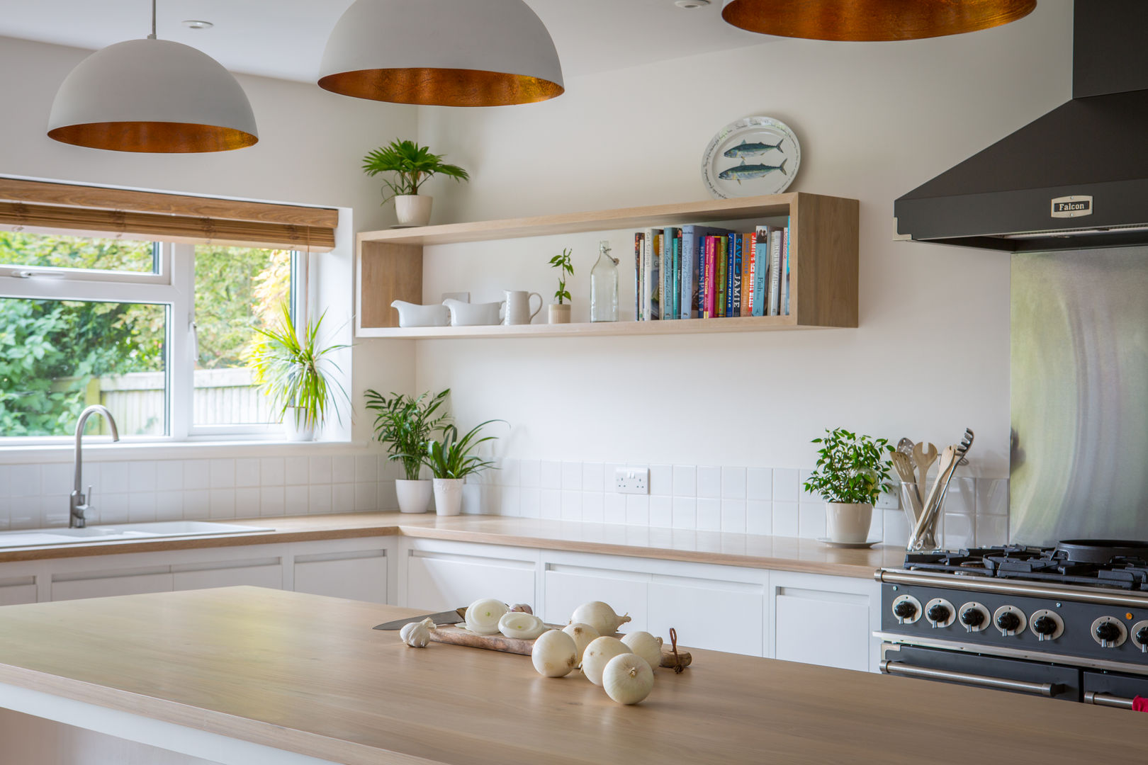 Minimalist White Kitchen with Warm Accents homify Кухня в стиле минимализм Твердая древесина Многоцветный