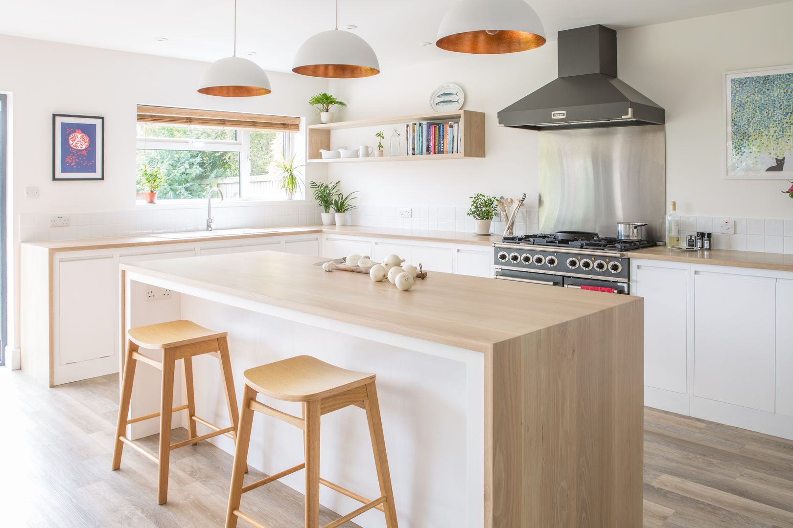 Minimalist White Kitchen with Warm Accents homify Kitchen ٹھوس لکڑی Multicolored oak worktop,oak cabinets,flat panel,j handle,Farrow & Ball,all white,tile splashback,island,hanging pendant lights,breakfast bar,stools,range cooker,floating shelf