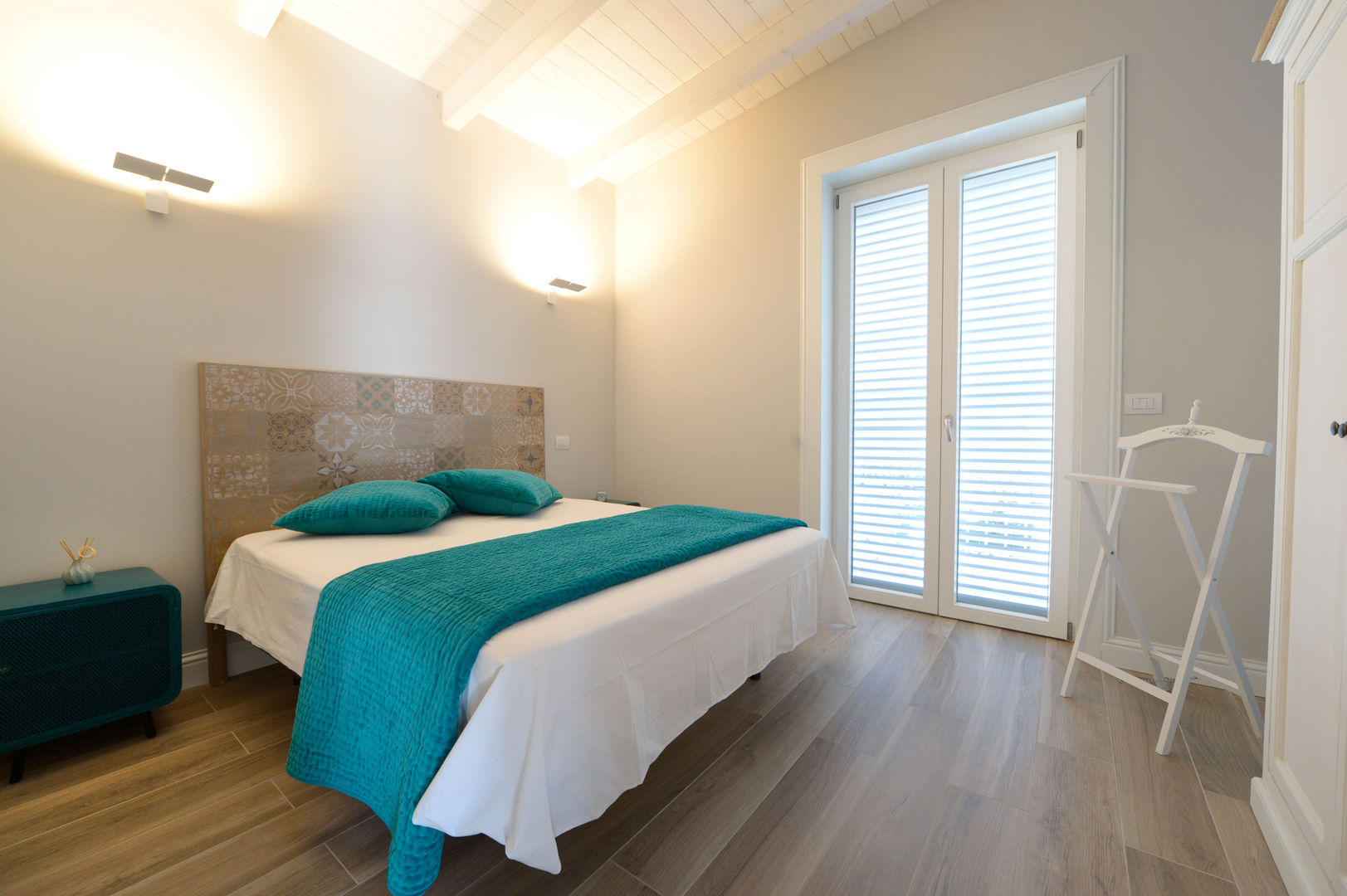 casa Mast, yesHome yesHome Mediterranean style bedroom