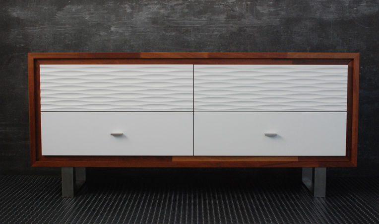 Credenza in legno massello di Iroko con 4 grandi cassetti bianchi decorati e gambe in acciaio, Ebanisteria Cavallaro Ebanisteria Cavallaro Modern style bedroom Solid Wood Multicolored Wardrobes & closets