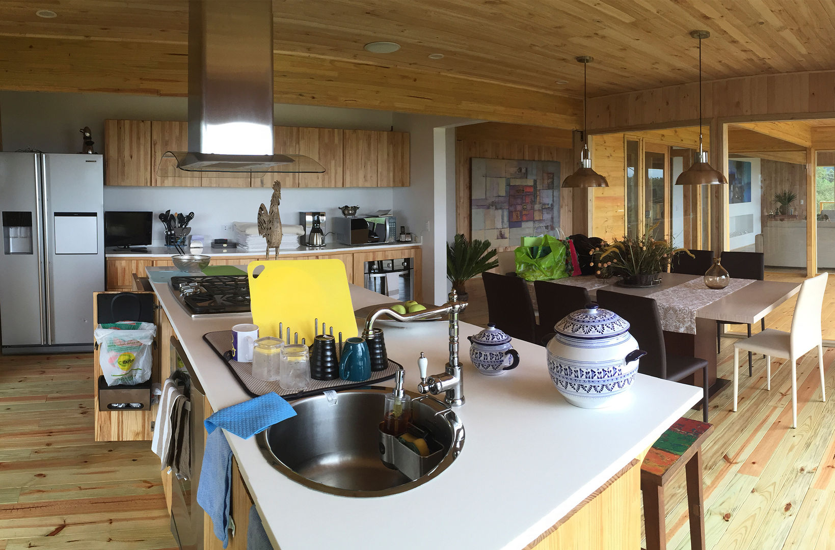 La modernidad de una cocina en madera Taller de Ensamble SAS Cocinas de estilo moderno Madera Acabado en madera