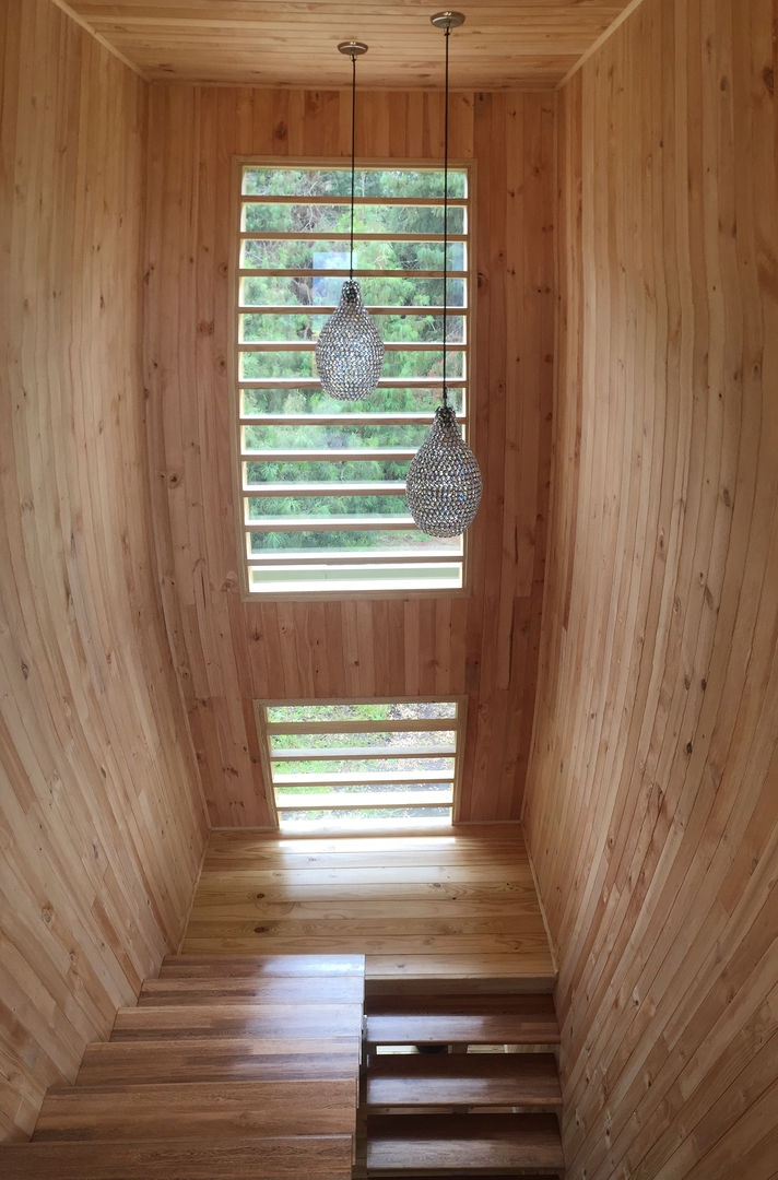 Escaleras en madera Taller de Ensamble SAS Pasillos, vestíbulos y escaleras de estilo moderno Madera Acabado en madera