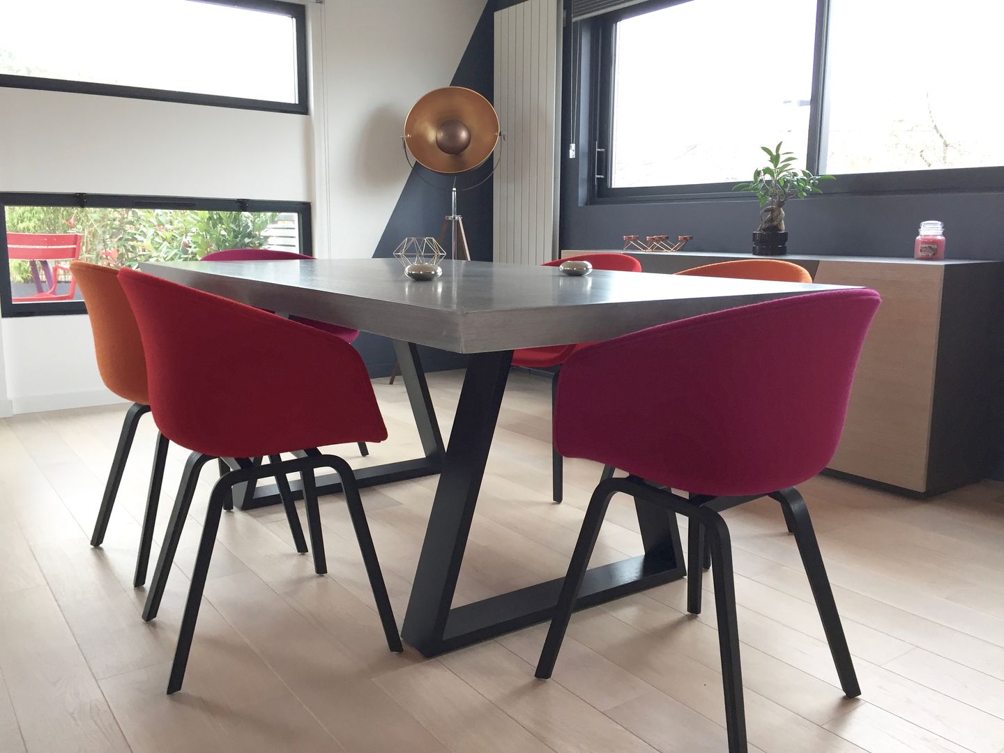 Décoration d'un salon/salle à manger béton et graphisme !, ATDECO ATDECO Sala da pranzo moderna Legno Effetto legno