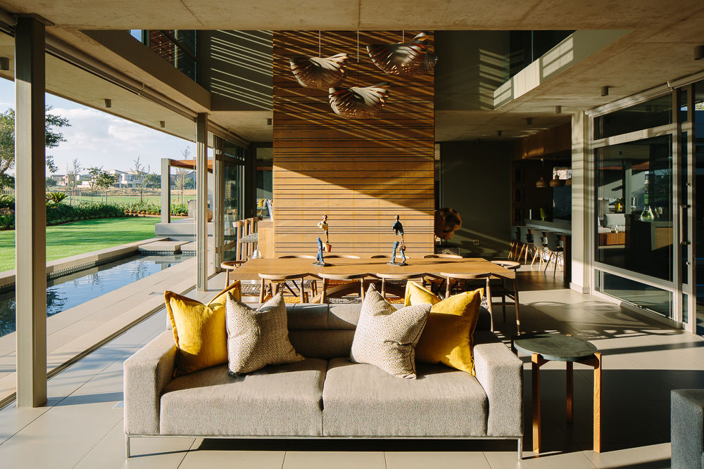 House Serengeti, www.mezzanineinteriors.co.za www.mezzanineinteriors.co.za Modern living room Wood Wood effect