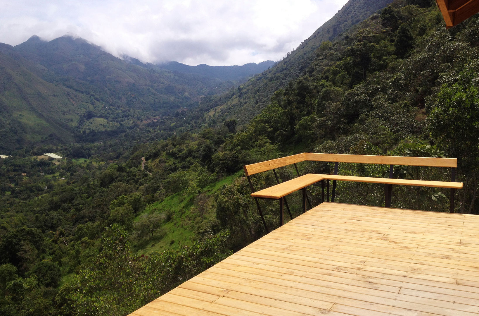 Suite de madera TdE, Taller de Ensamble SAS Taller de Ensamble SAS Balcones y terrazas de estilo moderno Madera Acabado en madera