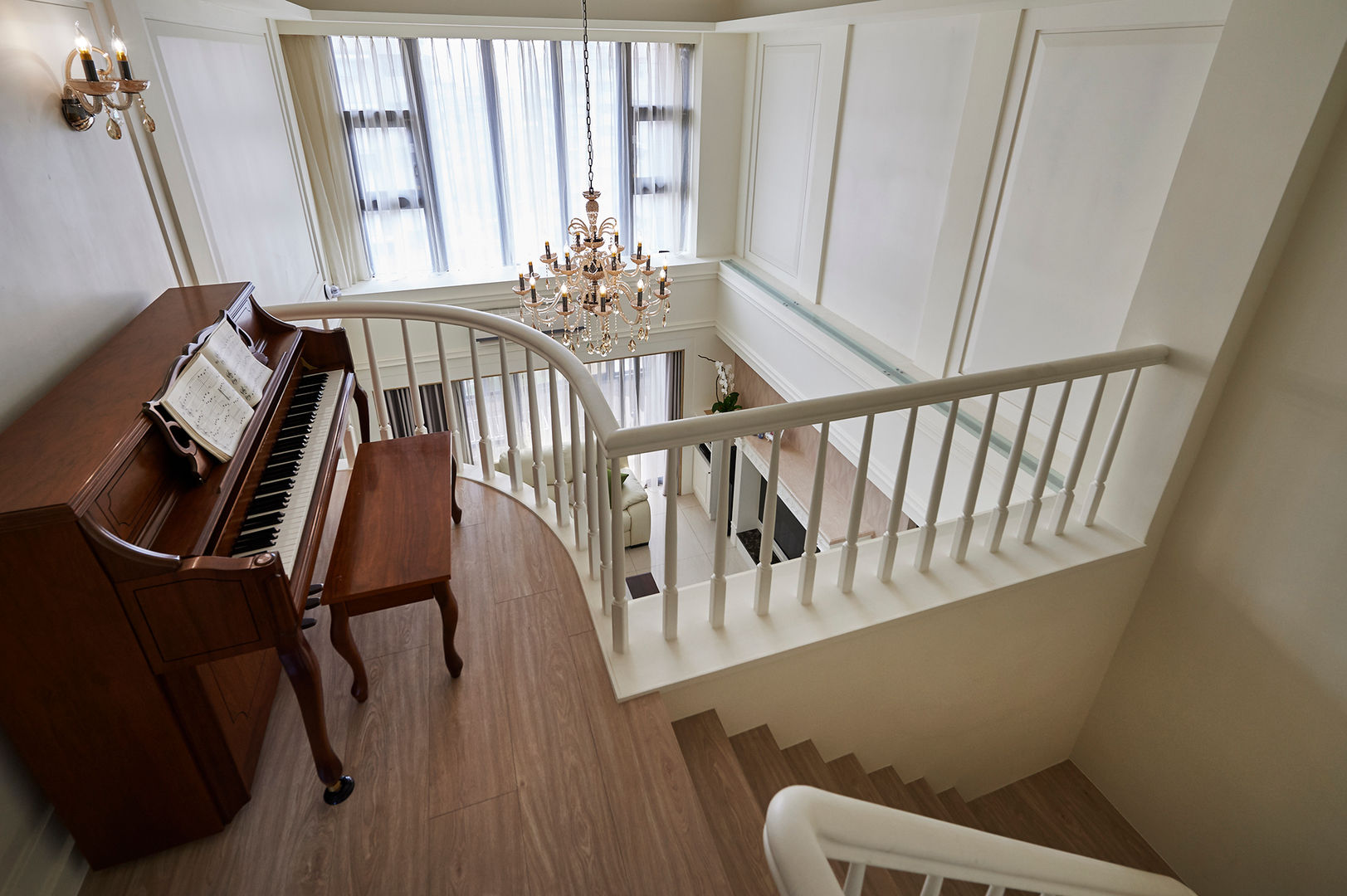 法式美學新古典-浪漫優雅樓中樓 , 采金房 Interior Design 采金房 Interior Design Modern Corridor, Hallway and Staircase