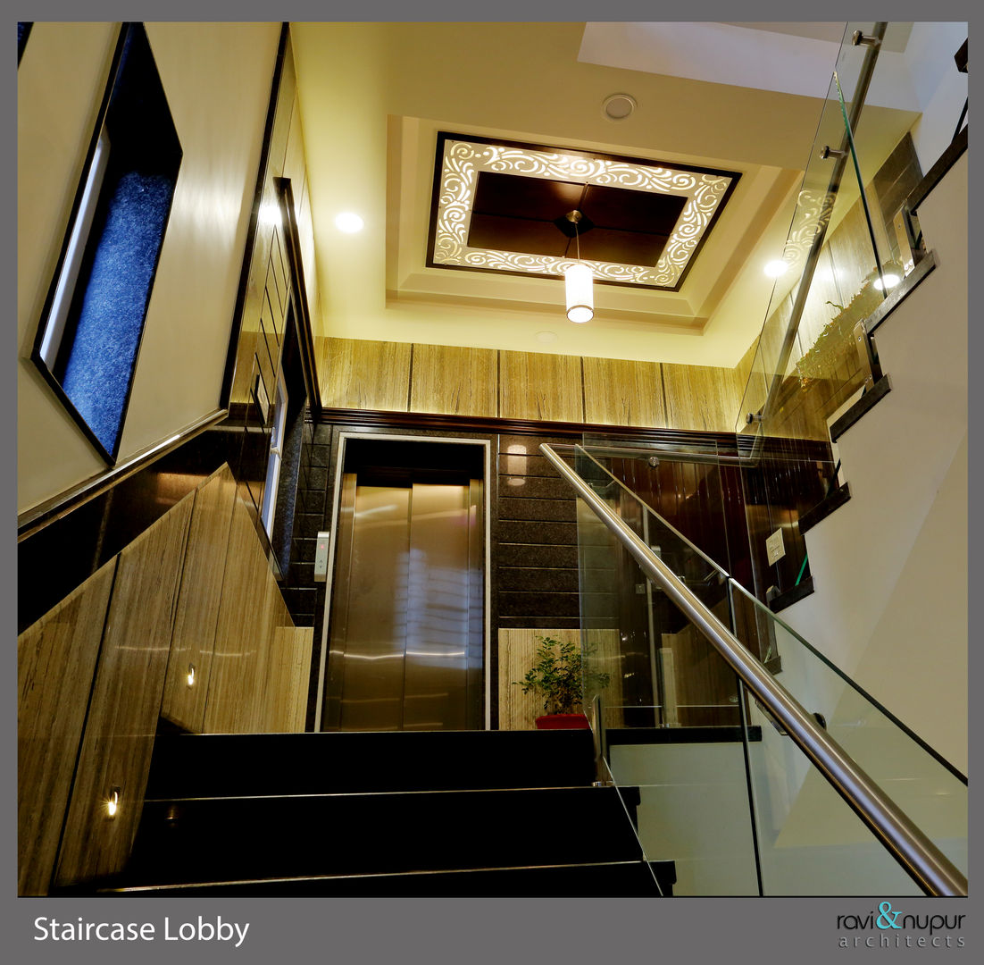 Three Storey Grand Residence @Paota,Jodhpur, RAVI - NUPUR ARCHITECTS RAVI - NUPUR ARCHITECTS Koridor & Tangga Modern