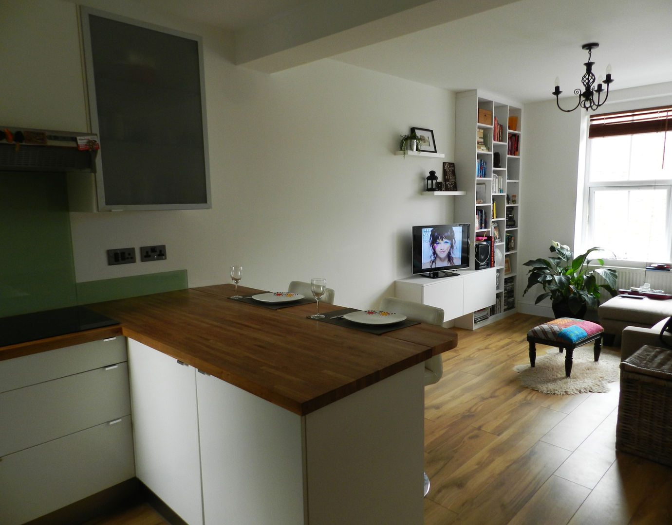 Open space kitchen and dining room. XTid Associates مطبخ Kitchen,dining Room,worktop,bookcase,chandelier,cupboard,engineering wood,floating furniture,floating shelves,folding table,hob,living room,modern kitchen,wooden floor,wooden floor