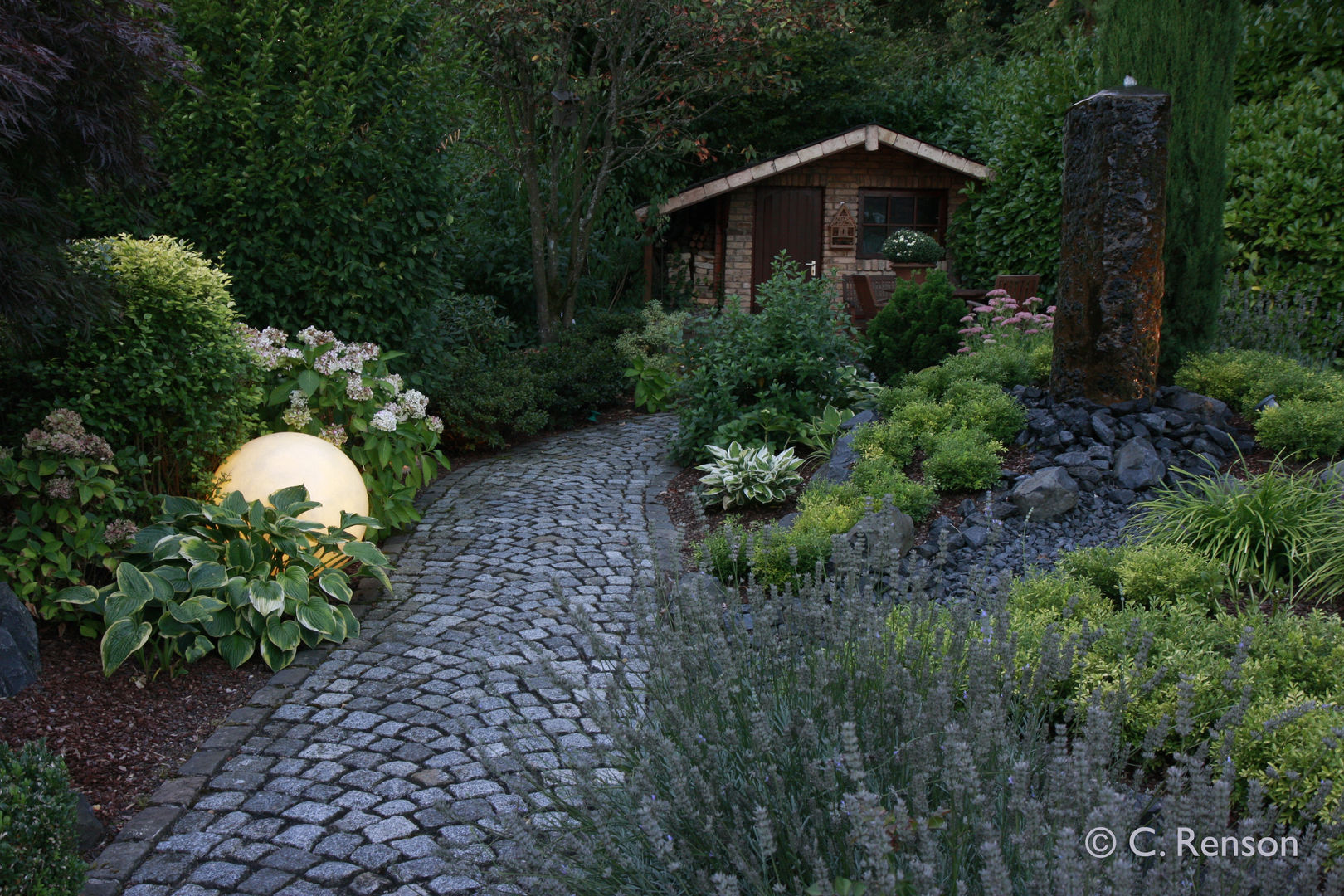 Kamin-Holzlager und Sauna, integriert in den Garten dirlenbach - garten mit stil Garten im Landhausstil Garten,Abend,romantisch,Licht,Kugel,Mond,Beleuchtung,Szene,Stimmung,Weg,Hütte,Haus,Abend,romantisch,Licht,Kugel,Mond,Beleuchtung,Szene,Stimmung,Weg,Hütte,Haus