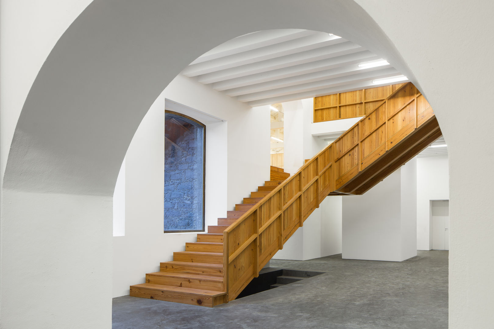 Arquipélago- Centro de Artes Contemporâneas dos Açores, Menos é Mais - Arquitectos Associados Menos é Mais - Arquitectos Associados Modern Corridor, Hallway and Staircase