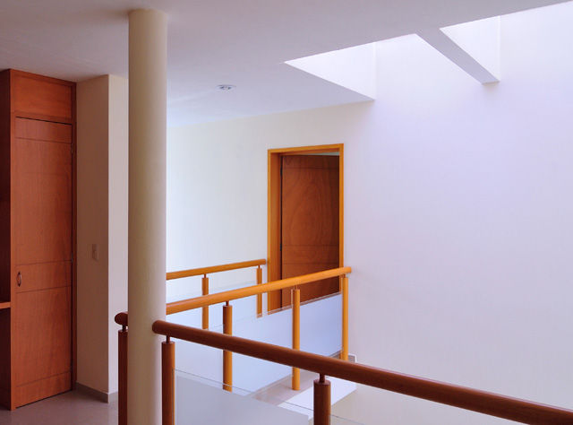 CASA LAGOS, Excelencia en Diseño Excelencia en Diseño 走廊 & 玄關 複合木地板 Transparent