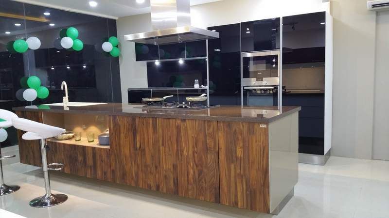 BACK PAINTED GLASS AND VENEER SHUTTER HIGH END KITCHEN DESIGN ASADA DECOR PVT.LTD Asian style kitchen Engineered Wood Transparent BACK PAINTED GLASS AND VENEER SHUTTER HIGH END KITCHEN DESIGN BY AURRA,Cabinets & shelves