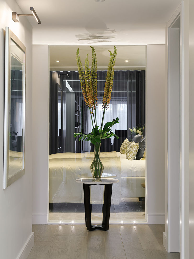 glass wall in hallway to allow light into the rear guest twin bedroom homify Pasillos, vestíbulos y escaleras modernos Decoración y accesorios