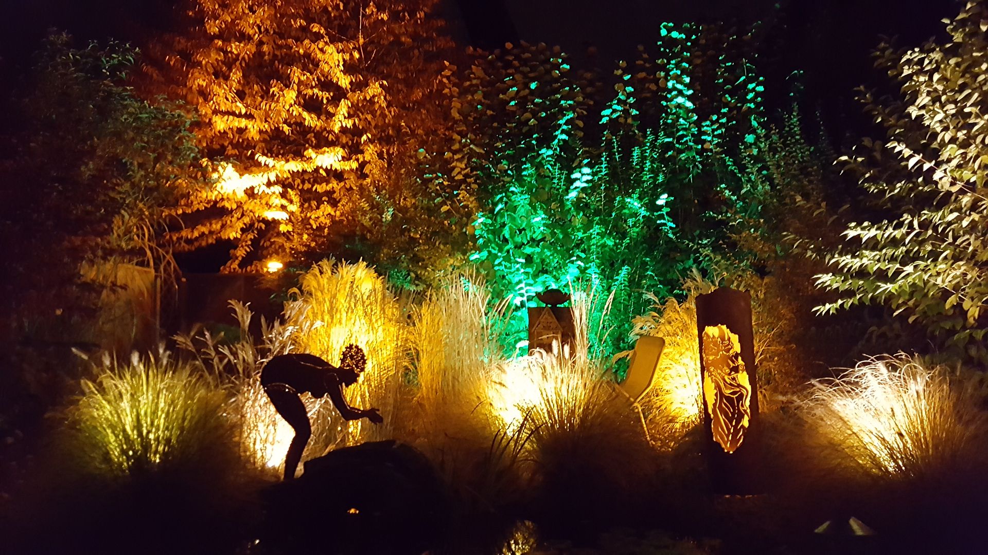 Durch passende Beleuchtung einen kleinen Garten in Szene setzen, Moreno Licht mit Effekt - Lichtplaner Moreno Licht mit Effekt - Lichtplaner Mediterranean style garden