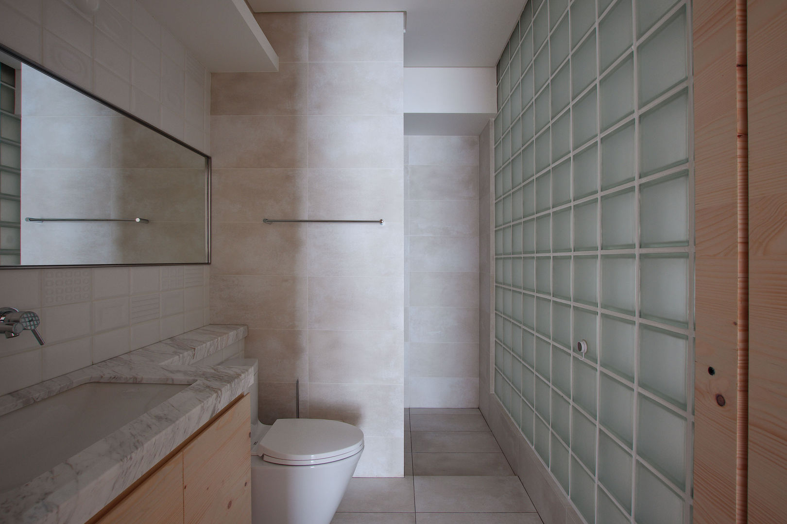 Childlike - House M, 六相設計 Phase6 六相設計 Phase6 ミニマルスタイルの お風呂・バスルーム