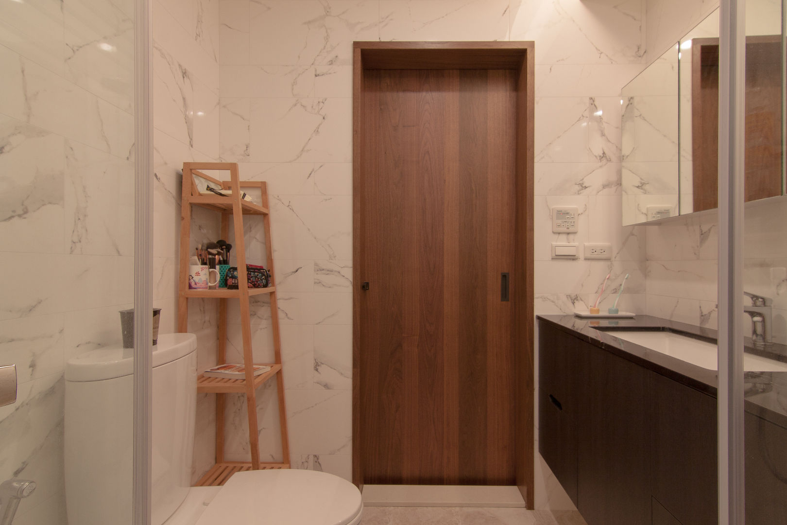 ZNY house 珞石設計 LoqStudio Modern bathroom