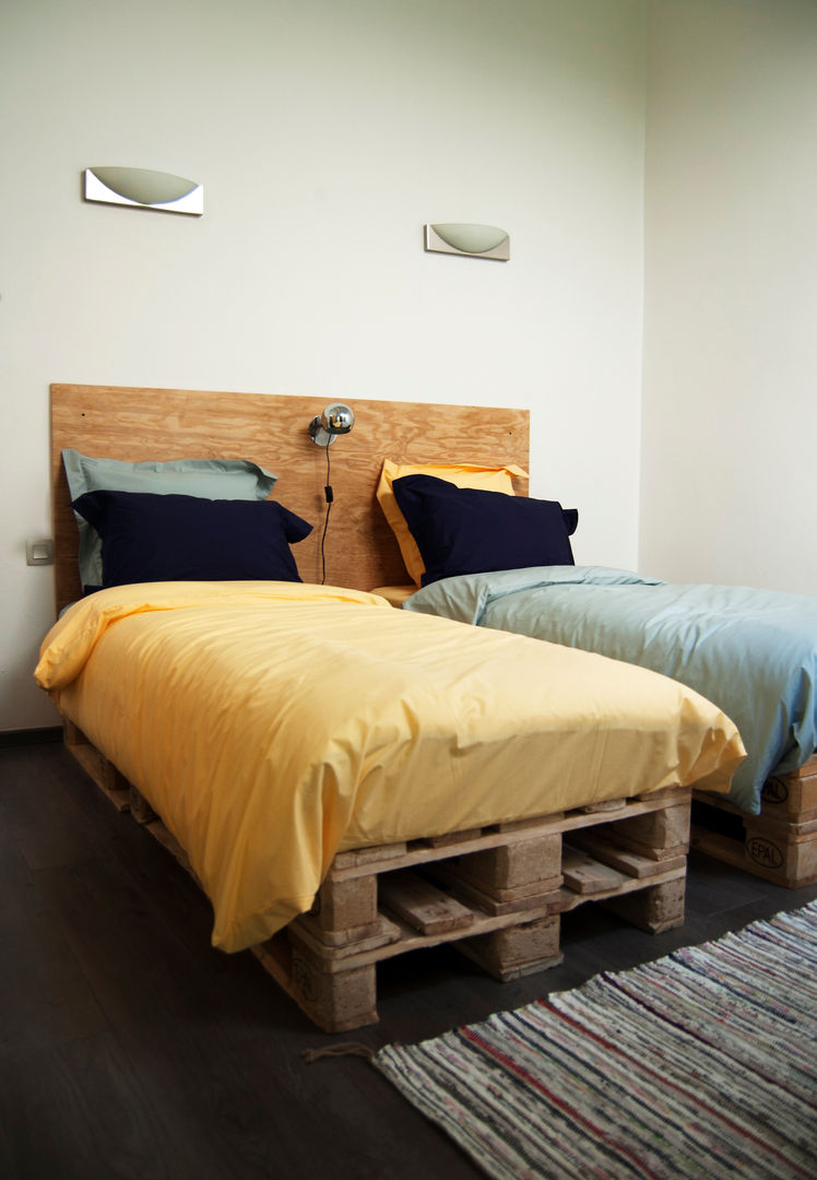 PETIT COCON URBAIN, BORDEAUX, Audrey Boey Audrey Boey غرفة نوم Beds & headboards