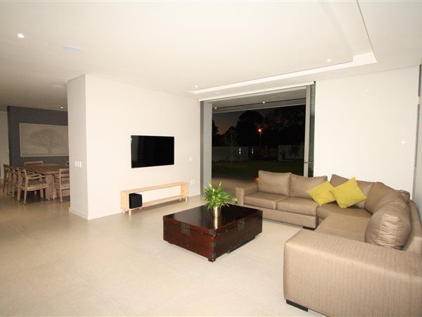 Living Room E2 Architects Minimalist living room Glass