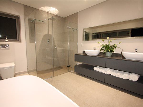 Bathroom E2 Architects Minimalist style bathrooms Quartz