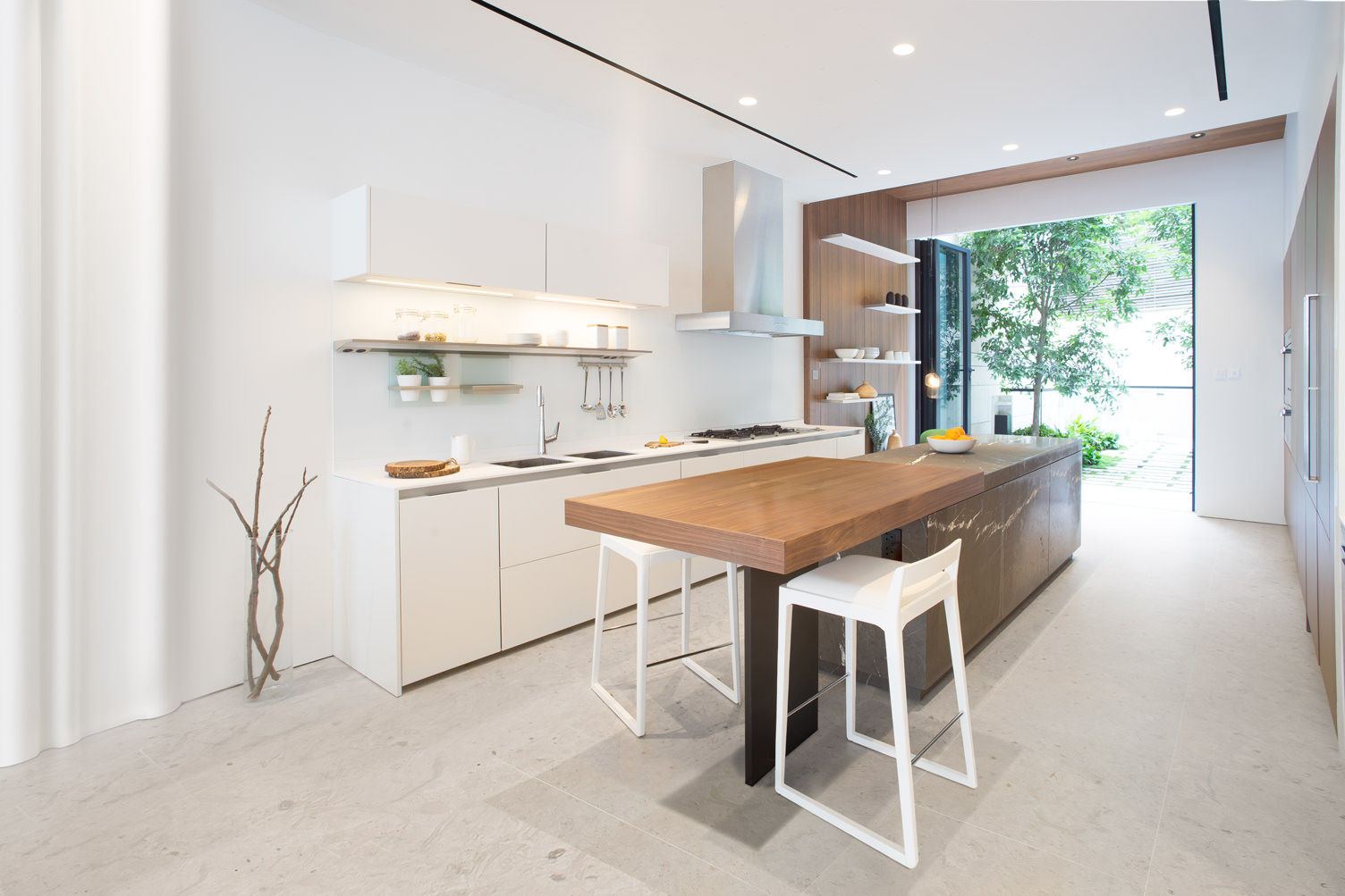 Cooking, Drinking and Chilling Sensearchitects Limited Minimalist kitchen