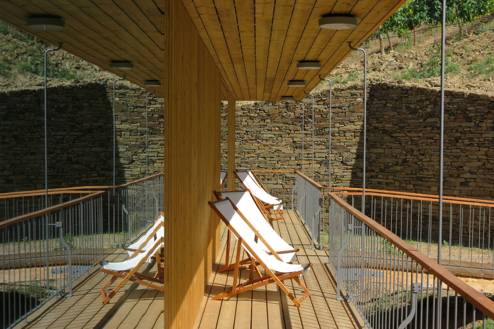 Casa do Rio Menos é Mais - Arquitectos Associados Janelas e portas modernas