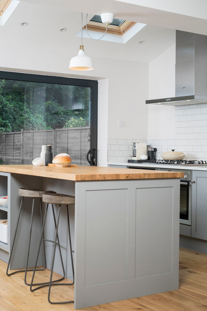 metro grey Chalkhouse Interiors Cocinas clásicas Madera Acabado en madera handmade,kitchen,shaker,grey painted,island,larder,shelving,metro tiles