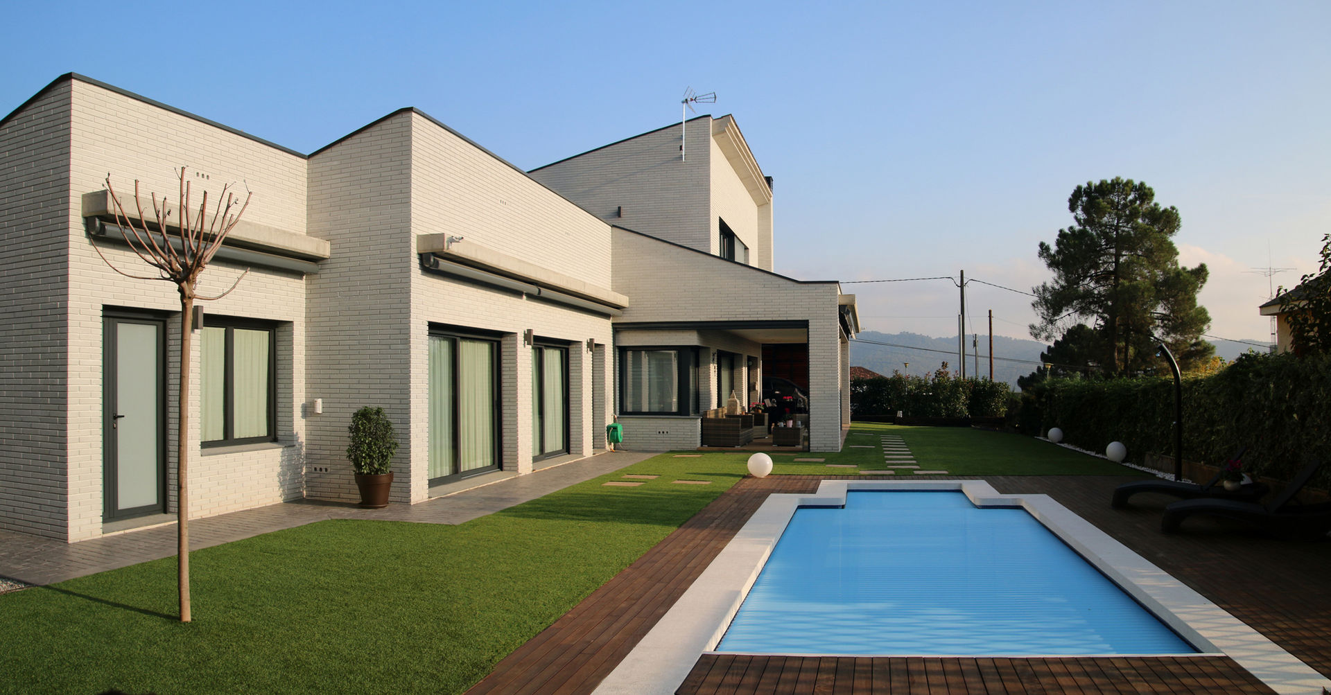 Fachada Piscina Atres Arquitectes Casas modernas: Ideas, imágenes y decoración Ladrillos