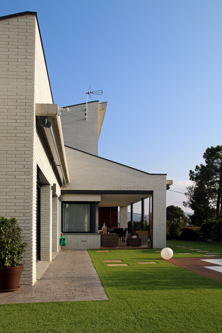 Fachada Piscina Atres Arquitectes Casas modernas Ladrillos