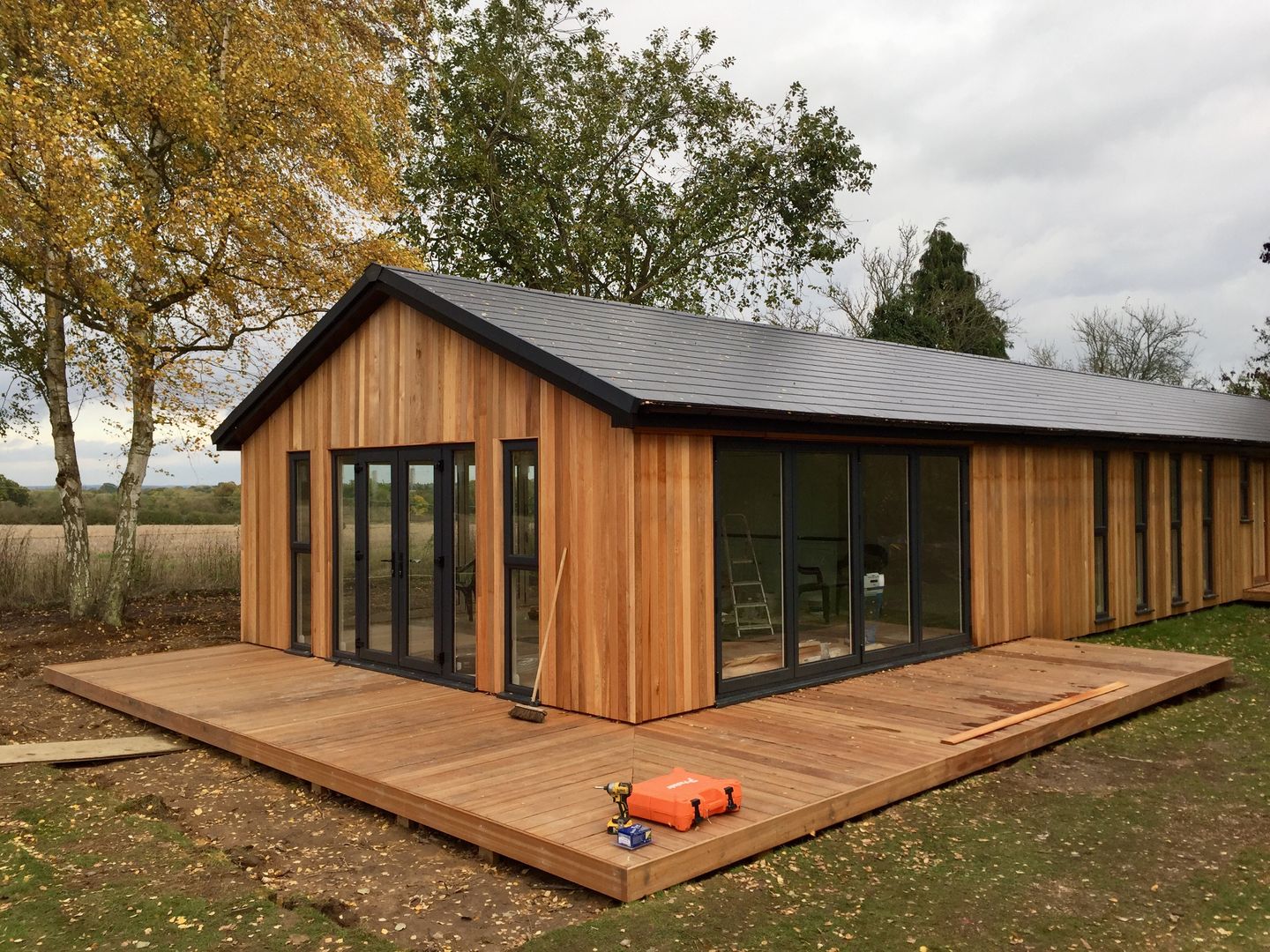 homify Modern garden Wood Red