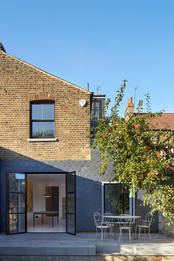 The Slate House , Gundry & Ducker Architecture Gundry & Ducker Architecture บ้านและที่อยู่อาศัย หินชนวน Slate tiling side return extension victorian house