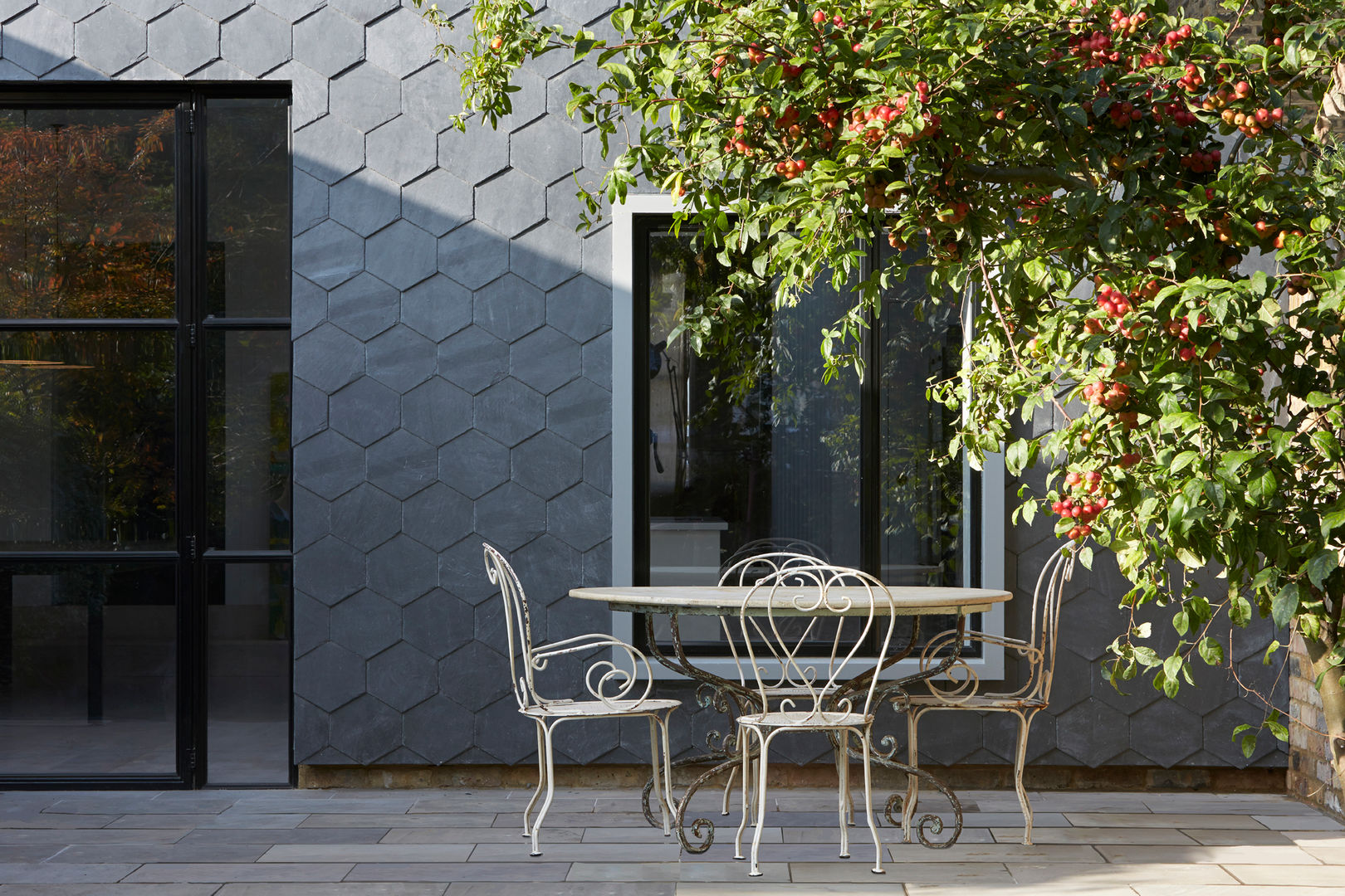 The Slate House , Gundry & Ducker Architecture Gundry & Ducker Architecture Casas modernas: Ideas, imágenes y decoración Pizarra Window seat patio