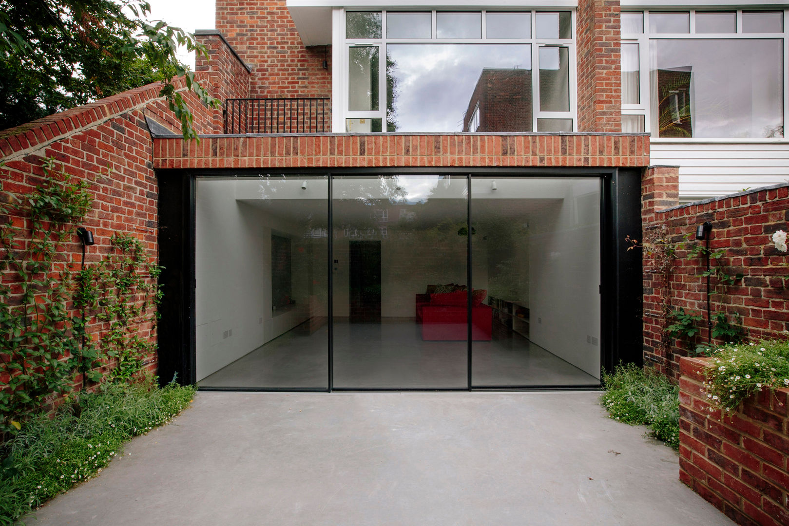 Exterior View Gundry & Ducker Architecture Maisons modernes Briques brick rear extension slid