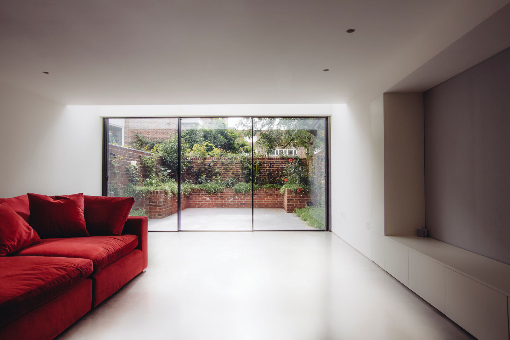 TV and Garden Room Gundry & Ducker Architecture Salle multimédia moderne Béton