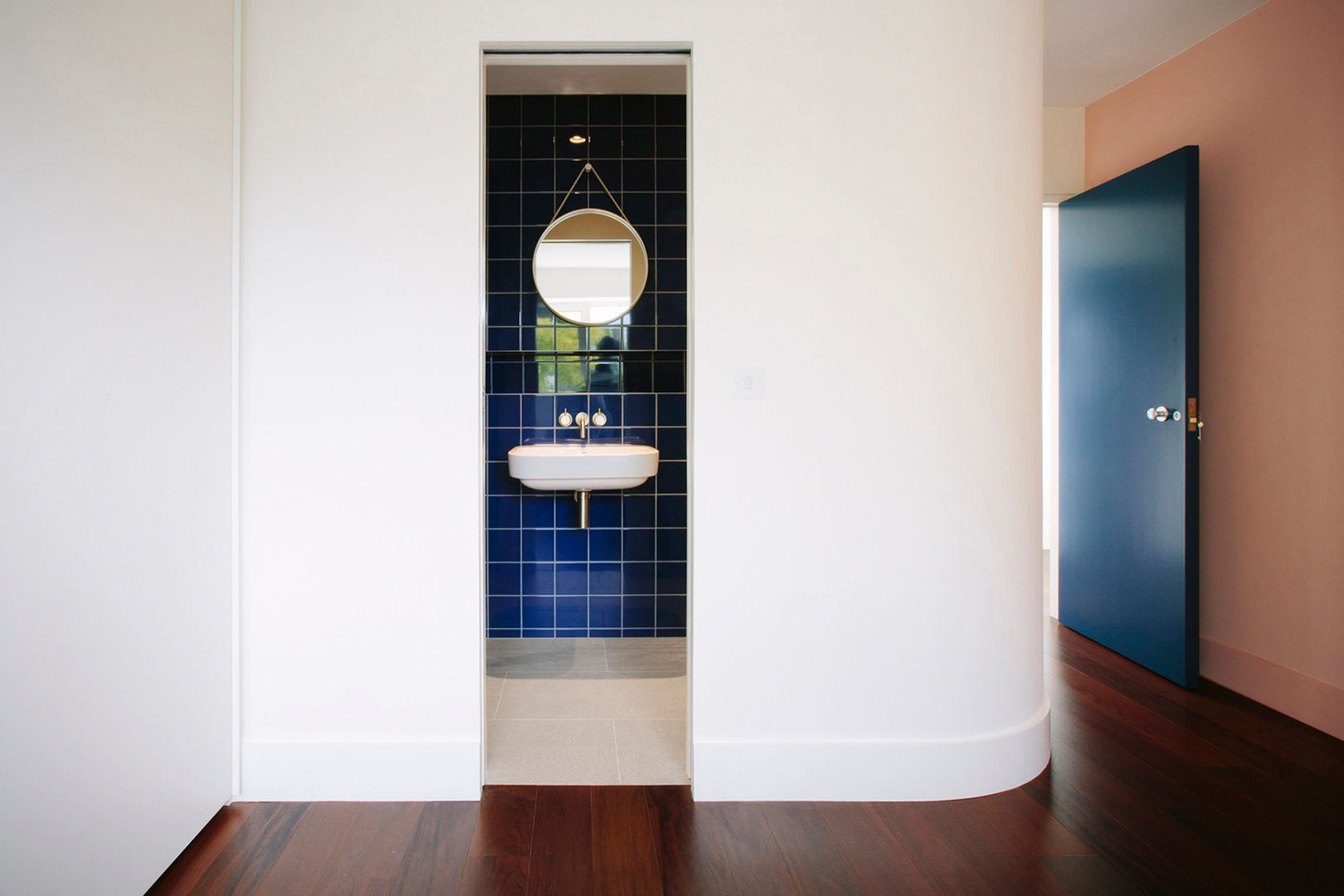 Bedroom looking into ensuite Gundry & Ducker Architecture Baños de estilo moderno Cerámico