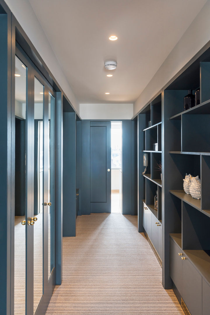 Hallway with shelving. Gundry & Ducker Architecture الممر الحديث، المدخل و الدرج خشب Wood effect storage shelving mirrors cupboards