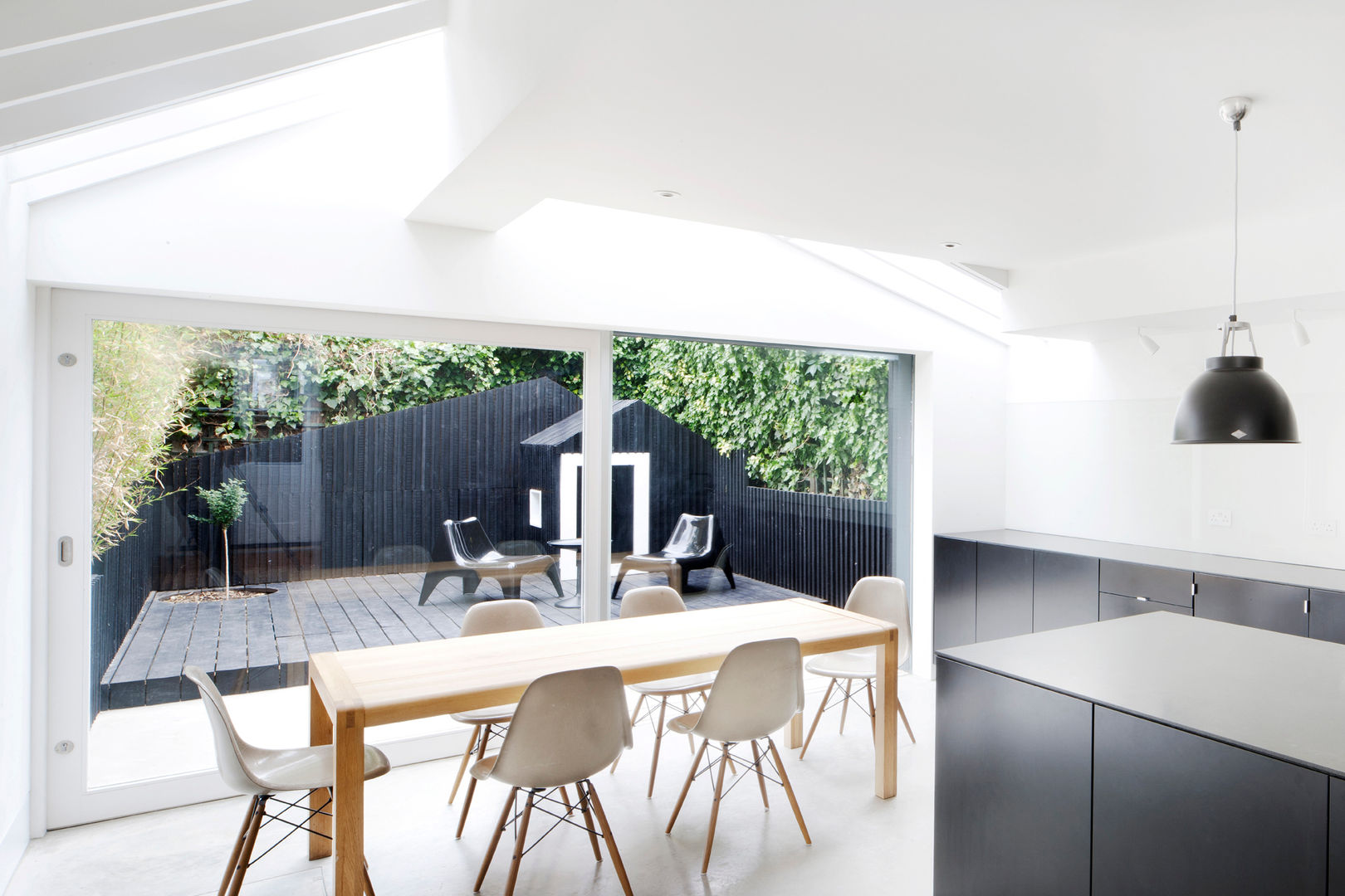 Dining Area Gundry & Ducker Architecture Modern kitchen Concrete