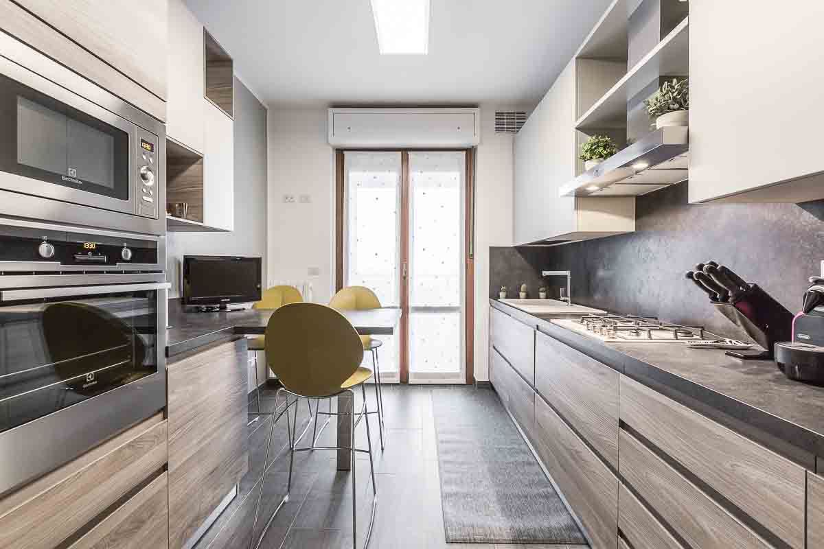 Cucina vecchio stile con bancone bar