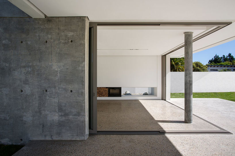 A Gorgeous House Project in Cape Town Area, Three14 Architects Three14 Architects Salon minimaliste