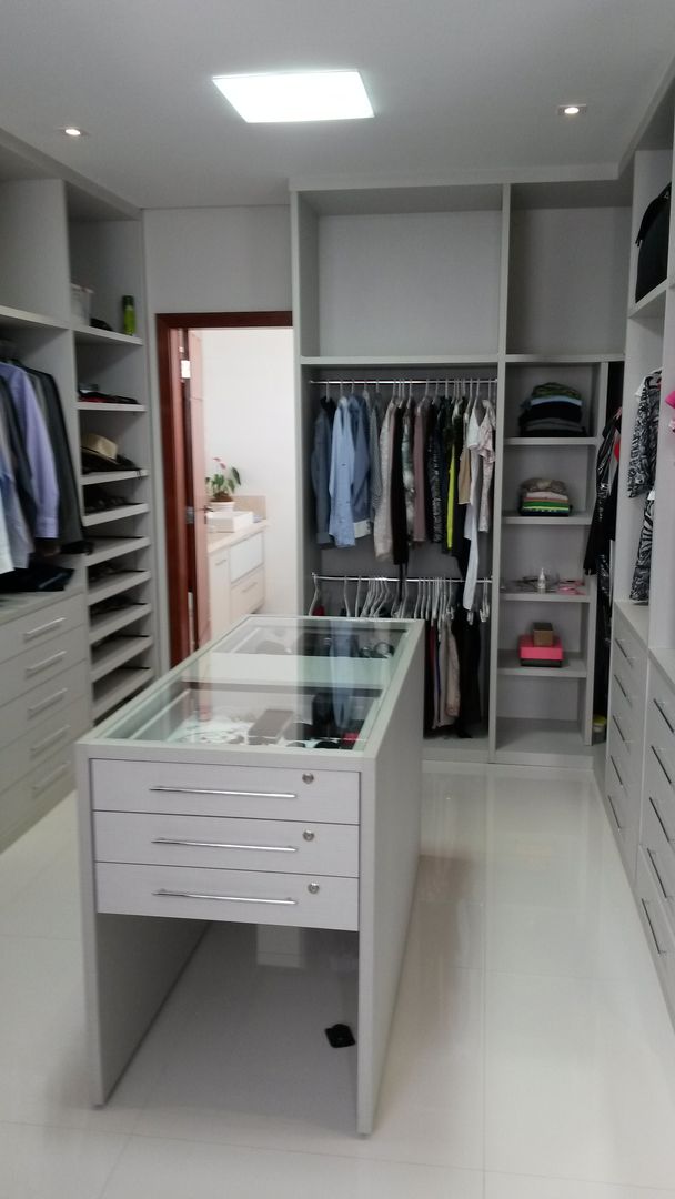 homify Modern dressing room MDF