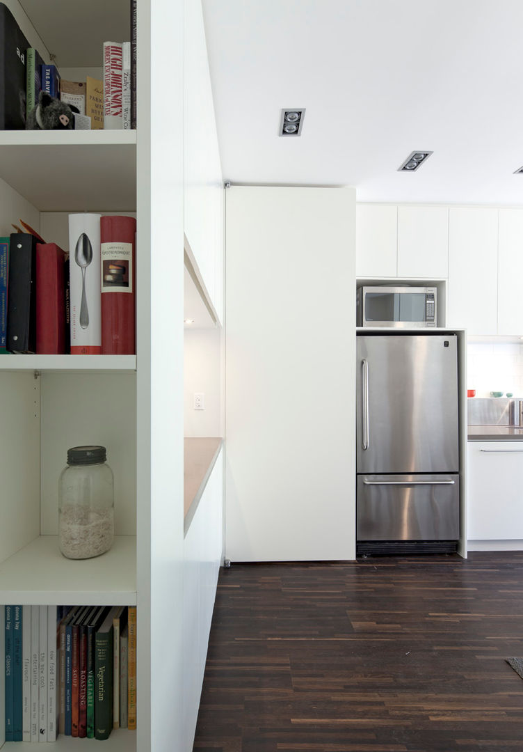 White Kitchen with Mahogany Wood Windows - Summerhill Ave, STUDIO Z STUDIO Z Кухня в стиле модерн