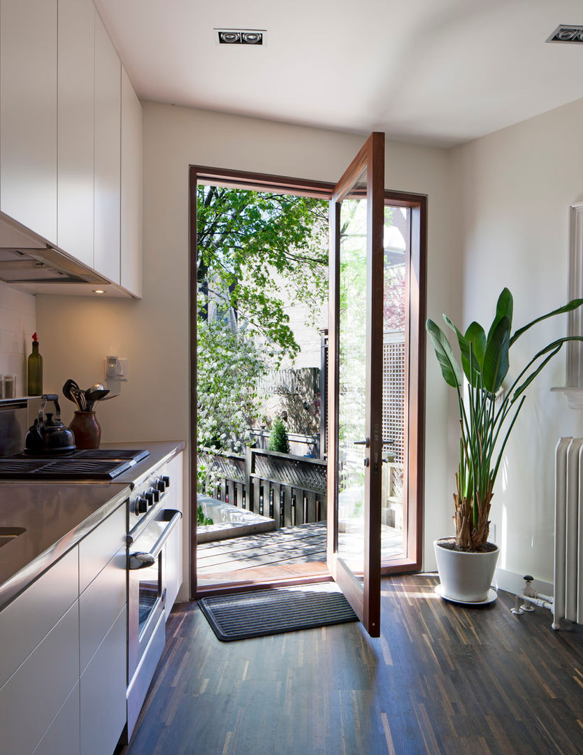 White Kitchen with Mahogany Wood Windows - Summerhill Ave, STUDIO Z STUDIO Z Cocinas de estilo moderno