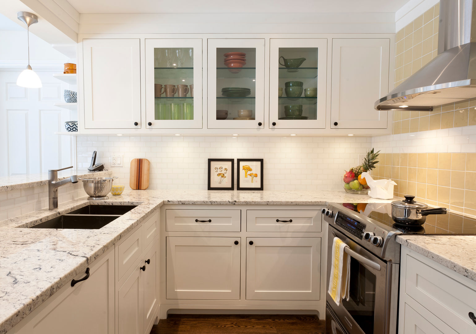 U Shaped Kitchen with Glass cabinets STUDIO Z Modern Kitchen