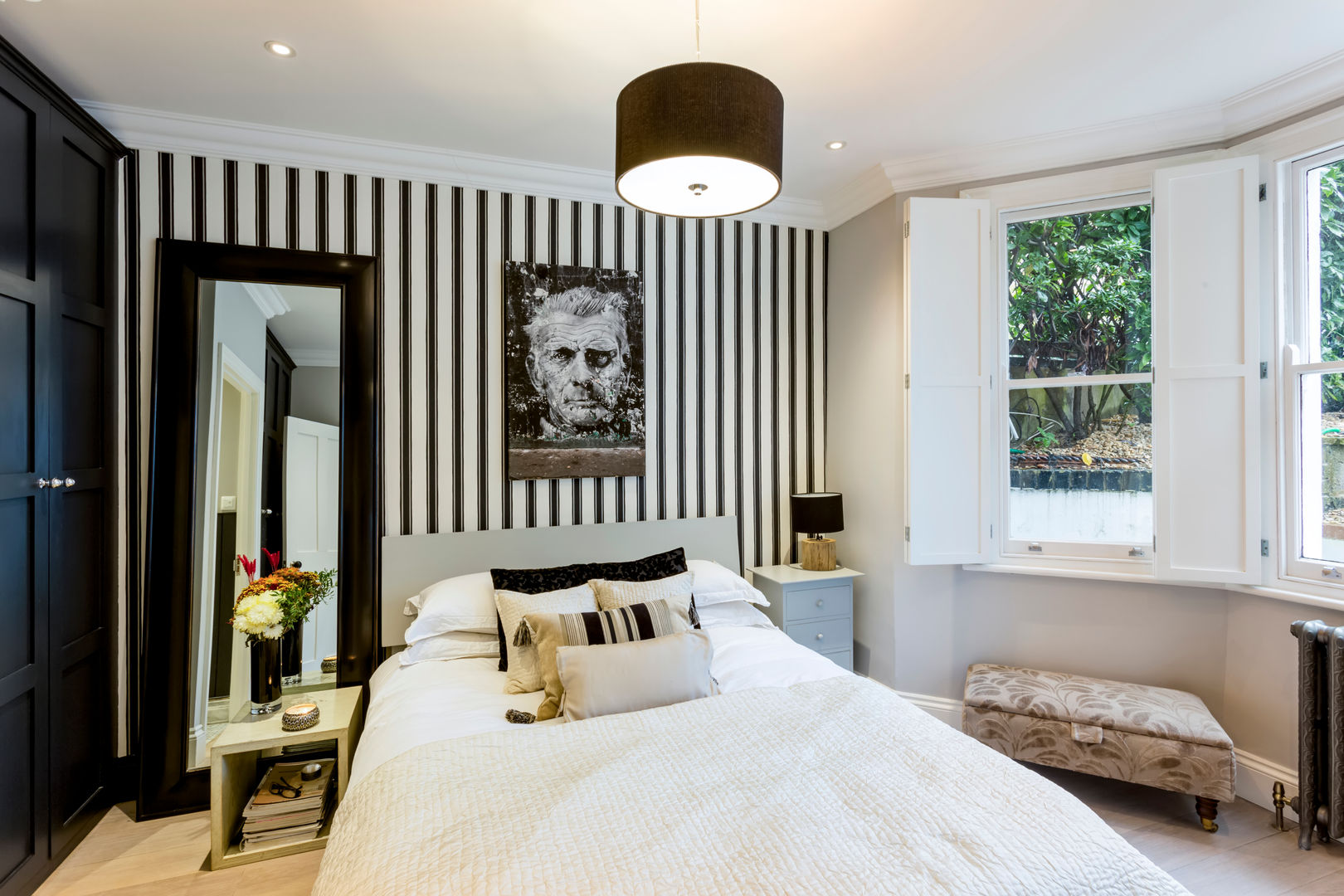 Bedroom GK Architects Ltd Phòng ngủ phong cách kinh điển