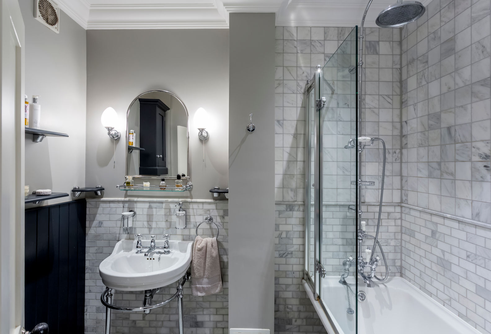 Bathroom GK Architects Ltd Salle de bain classique