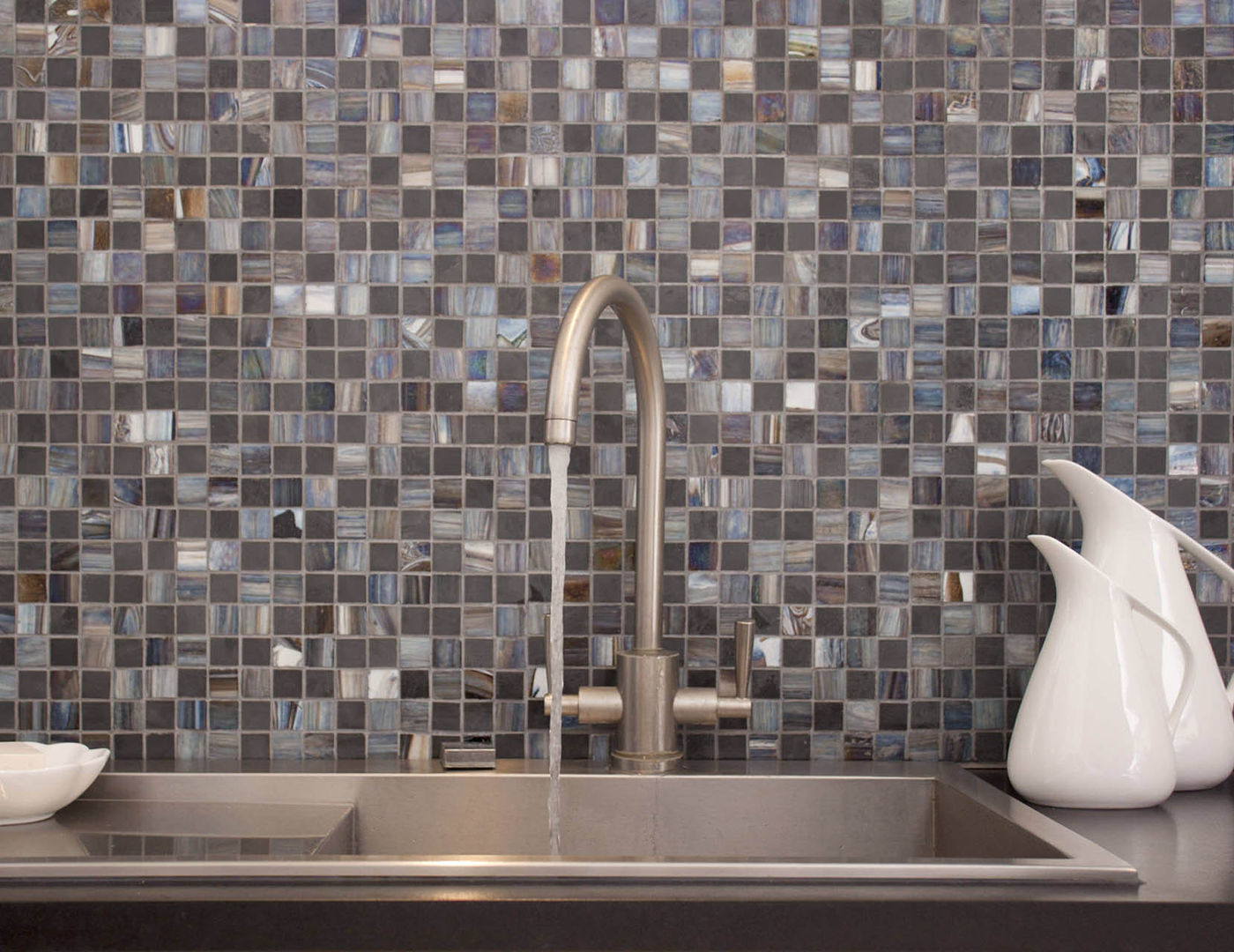 Earth Stone & Glass Mosaic Tiles homify Paredes y pisos de estilo moderno Baldosas