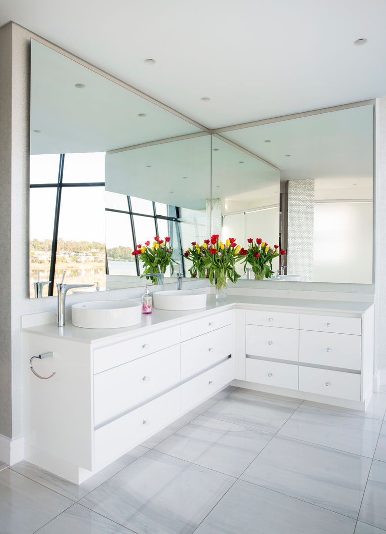 ULTRA MODERN RESIDENCE, FRANCOIS MARAIS ARCHITECTS FRANCOIS MARAIS ARCHITECTS Modern bathroom