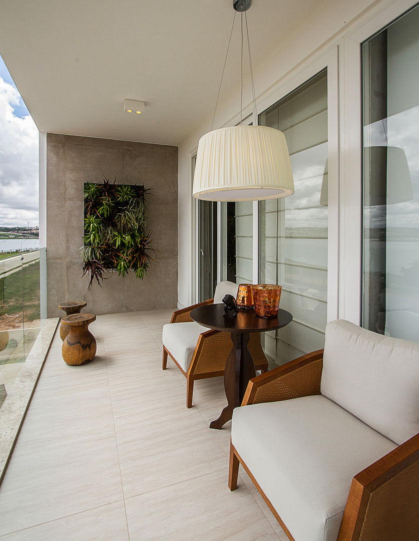 A mostra de arquitetura Casa Show Perucaba, no Condomínio Reserva do Perucaba, Arapiraca, Al, Cris Nunes Arquiteta Cris Nunes Arquiteta Classic style balcony, porch & terrace