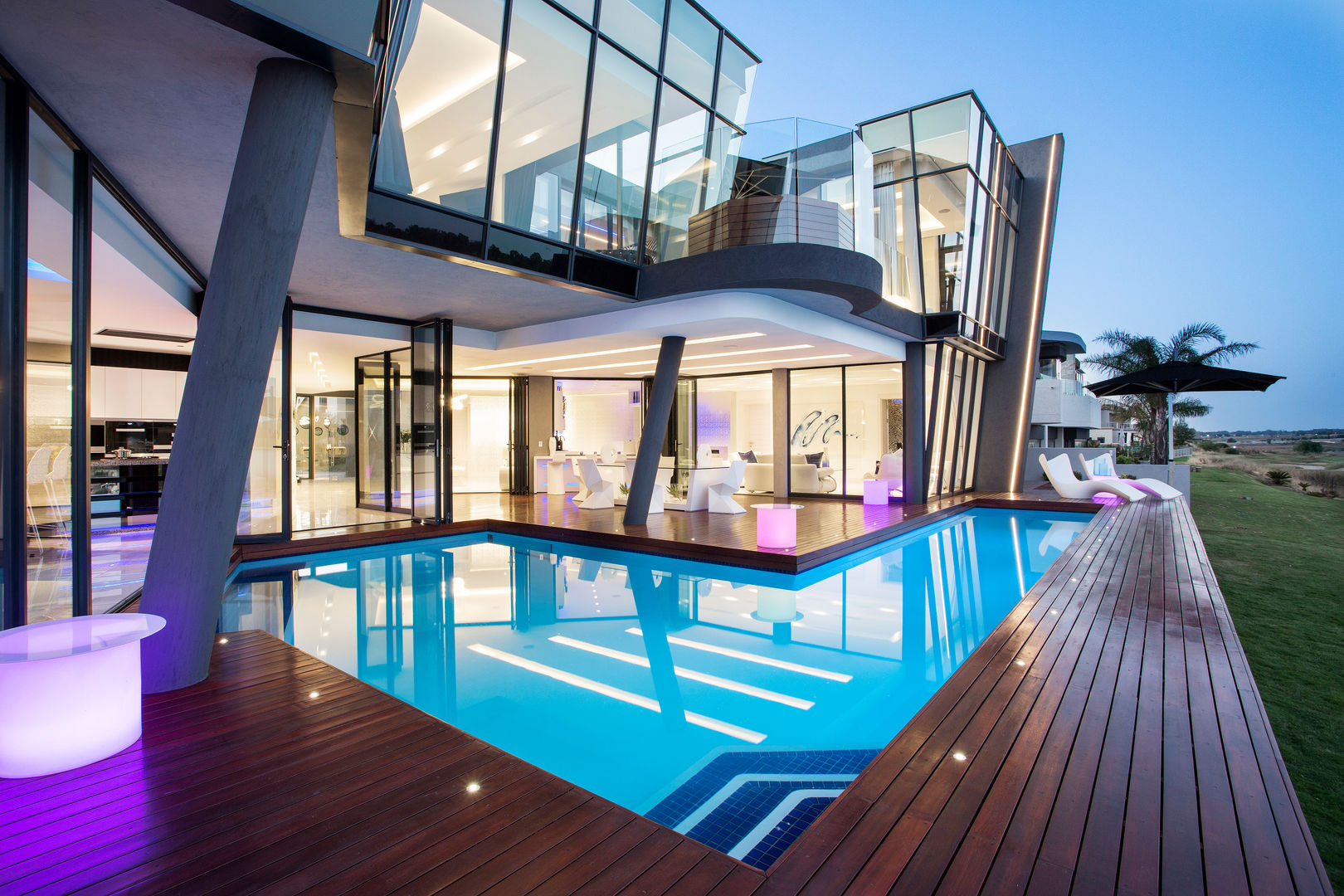 ULTRA MODERN RESIDENCE, FRANCOIS MARAIS ARCHITECTS FRANCOIS MARAIS ARCHITECTS モダンスタイルの プール