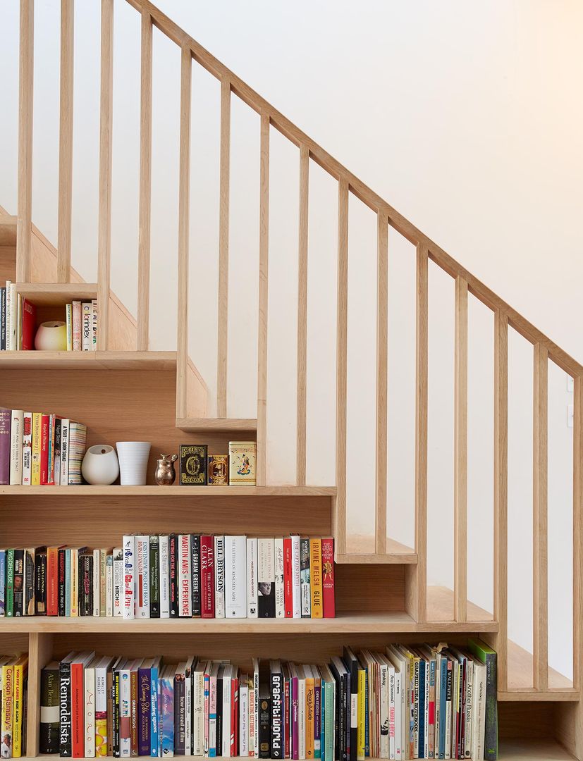 Private Residence - Scoble Place, London Designcubed Salas de estar modernas stair,custom-made shelves