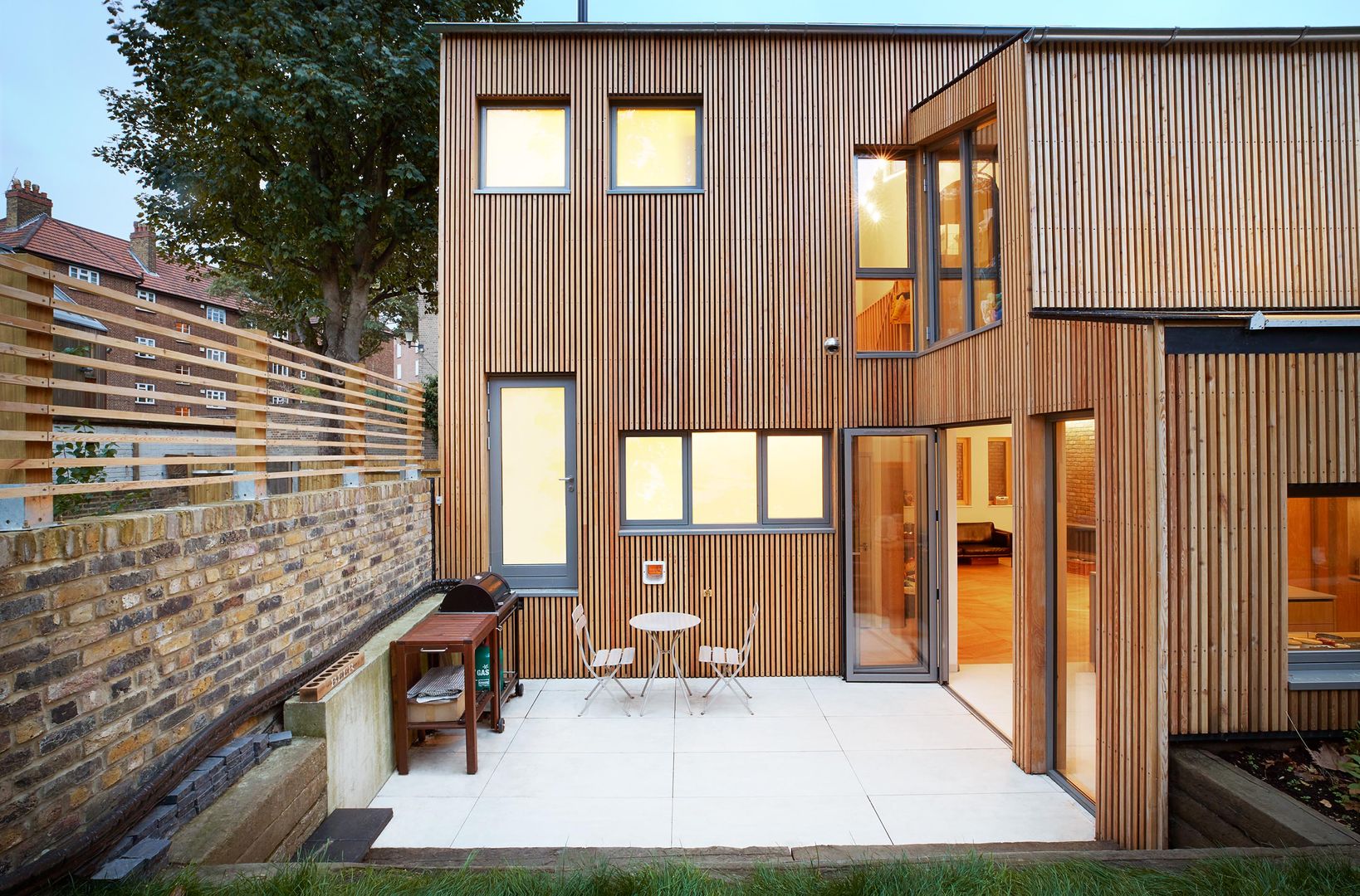Private Residence - Scoble Place, London Designcubed Varandas, alpendres e terraços modernos wood exterior,patio